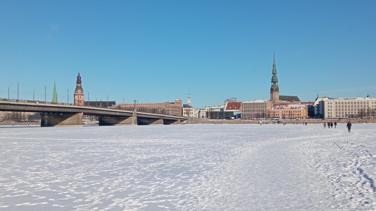 ダウガヴァ川を渡ることが許可されています（鉄道橋に近づくな！ - 拡声器で叫んでください）