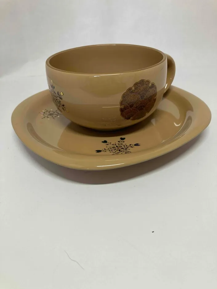 ベージュ色のカップとソーサーの金継ぎイメージ