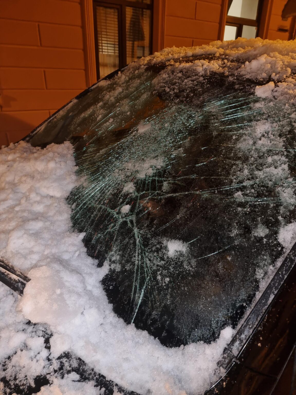 高層ビルの近くに車を駐車しないでください。