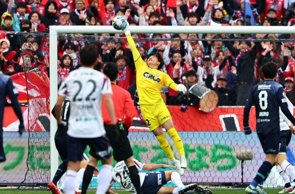 福岡戦の後半４分、ビッグセーブでチームを救うファジアーノ岡山のGK浜田太郎＝ベスト電器スタジアム（中西弘之撮影）