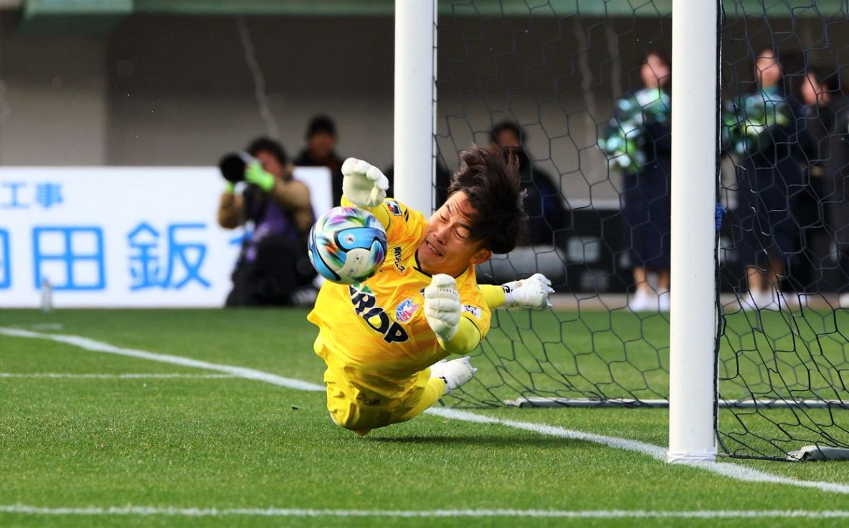 PK戦でシュートストップする浜田太郎