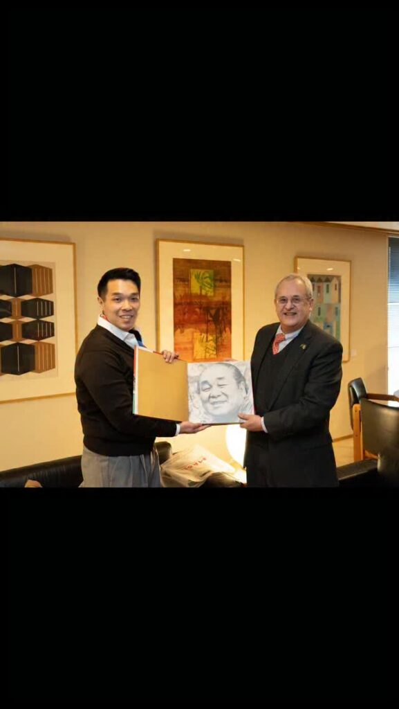 ブラジル大使館は、大変嬉しい特別な幸運に恵まれました。著名な日系ブラジル人芸術家、マナブ・マベ氏およびユーゴ・マベ氏の版画の寄贈を賜りました。
抽象画の巨匠 マナブ・マベ氏、そしてその子息であり、絵画における感性と詩的な力強さが高く評価されているユーゴ・マベ氏は、その鮮やかで独特な作品で世代を超えた影響力を及ぼしています。
今回の寄贈は、マナブ氏の令孫でユーゴ氏の子息であるユーゴ・マベ・ジュニオル氏（@yugojr）が、1月22日に当大使館を直接訪れ、正式に贈呈して下さったことから、さらに特別な意味をもつものとなりました。
当館に重要な芸術的遺産を保存・共有する機会を与えてくださったご厚意に、心より感謝申し上げます。 .
Celebramos um momento especial para a Embaixada: recebemos a doação de gravuras dos renomados artistas Manabu Mabe e Yugo Mabe, dois grandes artistas nipo-brasileiros.
Manabu Mabe, referência na arte abstrata, e seu filho Yugo Mabe, reconhecido por sua sensibilidade e força poética na pintura, marcaram gerações com suas obras vibrantes e singulares.
A doação teve um significado ainda mais especial por terem sido entregues pessoalmente por Yugo Mabe Junior (@yugojr), neto e filho dos artistas, que visitou a Embaixada no dia 22 de janeiro para entregar as obras.
Agradecemos profundamente a generosidade e a oportunidade de preservar e compartilhar esse legado artístico tão importante. | 駐日ブラジル大使館