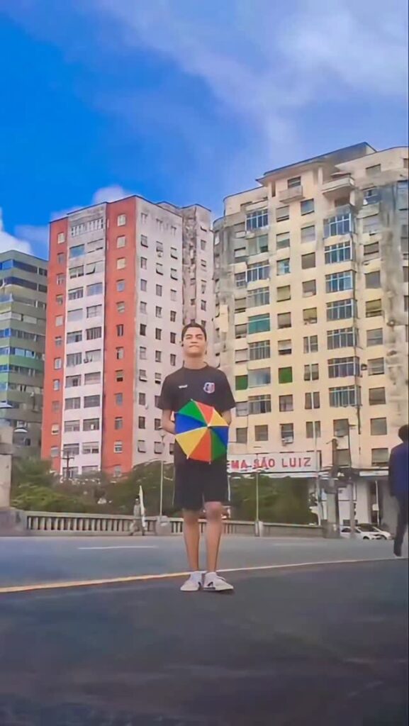 ヘシッフェ市およびオリンダ市（ペルナンブッコ州）のカーニバルは、ブラジルを代表する文化表現の一つです。アフロ・ブラジルを起源とする力強い民衆文化が色濃く反映され、公共空間を大規模に活用する点に特徴があります。
競争形式のパレードや大型音響設備を備えた移動式音楽ステージトラック「トリオ・エレットリコ」を中心とするカーニバルとは異なり、ペルナンブッコ州のカーニバルは、市民の直接的な参加、各地で展開される分散的なスタイル、そして伝統的な音楽や舞踊によって彩られています。
フレーヴォは、この地域のカーニバルの最も象徴的な音楽・舞踊表現です。19世紀末に誕生し、ヘシッフェ中心部でカーニバルのブロッコ（音楽とともに街を練り歩く市民参加型の行進集団）に同行していた軍楽隊や市民楽団と深く結びつきながら発展しました。2012年には、ユネスコにより人類の無形文化遺産として登録され、その歴史的・象徴的価値が国際的に認められました。カーニバル期間中には、「ガロ・ダ・マドゥルガーダ」などのブロッコに数多くの人々が集い、特にヘシッフェのカーニバル期間中の土曜日には、世界最大級のカーニバル・ブロッコの一つとして数百万人規模の人々が集結します。
ペルナンブッコ州のカーニバルで見られるもう一つの代表的なリズムがマラカトゥです。特にマラカトゥ・ナサォン、いわゆるバッキ・ヴィラードと呼ばれる様式が知られています。マラカトゥの主な特徴として、力強い打楽器の響きと、アフリカ系宗教と結びついた儀礼的な要素が挙げられます。
最後に、この地域のカーニバルを象徴する独自の存在が、オリンダの巨大人形です。ヨーロッパの伝統に着想を得ながら、1930年代以降に地域の文化に合わせて発展し、民衆的な人物像、国内外の歴史的人物、さらには現代文化を象徴する芸術家や政治家、アイコンなどを表現するようになりました。
高さは最大4メートルにも及ぶ巨大人形は、フレーヴォのオーケストラやカーニバルのブロッコとともに、オリンダ歴史地区の坂道を練り歩きます。
この熱狂、体験してみたくなりませんか？参加したことがある方も、いつか行ってみたい方も、ぜひコメントで教えてください。 .
O Carnaval das cidades de Recife e Olinda (Pernambuco) é uma das mais expressivas manifestações culturais do Brasil, caracterizado por fortes expressões populares de matriz afro-brasileira e pela ocupação intensa do espaço público.
Diferentemente dos carnavais centrados em desfiles competitivos ou em grandes trios elétricos, o carnaval pernambucano é marcado pela participação direta da população, pelo caráter descentralizado e por músicas e danças tradicionais.
O frevo é a expressão musical e coreográfica mais emblemática do carnaval dessa região. Surgido no final do século XIX, está associado às bandas militares e civis que acompanhavam blocos carnavalescos no centro do Recife. Em 2012, o frevo foi reconhecido como Patrimônio Cultural Imaterial da Humanidade pela UNESCO, reforçando seu valor histórico e simbólico. Durante o carnaval, milhares de foliões acompanham blocos como o "Galo da Madrugada", considerado um dos maiores blocos carnavalescos do mundo, reunindo milhões de participantes no sábado de carnaval do Recife.
Outro ritmo presente no carnaval pernambucano é o maracatu, especialmente o maracatu-nação (ou maracatu de baque virado). Entre os principais elementos do maracatu estão: Percussão intensa e forte carga ritual, com vínculos a religiões de matr | 駐日ブラジル大使館