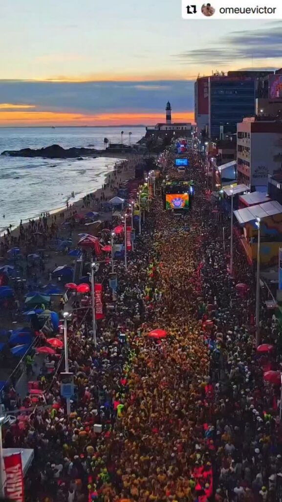 サルヴァドールのカーニバルは、ギネスブックでも世界最多の参加者が集った「世界最大のストリートカーニバル」として広く認知されており、現代ブラジルにおける主要文化祭典の一つです。
その中心的な要素は、アフリカ系バイーア文化の卓越した存在感と、トリオ・エレトリコの求心力です。
1週間近く、何百万人もの参加者が毎日街頭に繰り出し、有名なミュージシャンがライブ演奏するトリオ・エレトリコの後についてパレードやダンス、歌を楽しみます。
トリオ・エレトリコは、サルヴァドールのカーニバルを構成する極めて重要な要素です。1950年代に誕生したトリオ・エレトリコは、強力な音響システムと移動式ステージを備えたトラックで、そのステージ上でアーティストたちがライブパフォーマンスを行います。
サルヴァドールのカーニバルで最もよく耳にする音楽ジャンルは、アシェー・ミュージック、サンバ・レゲエ、バイーア・パゴージ、そしてブラジル・ポップスです。
一方、アフロ系のブロッコは、黒人のアイデンティティの確立と、バイーア州のカーニバルにおけるアフリカ遺産の価値を高める上で、中心的な役割を果たしています。最も有名なブロッコとしては、イレ・アイエ、オロドゥン、ムゼンザなどが挙げられます。
これらのブロッコは、サンバ・レゲエなどのリズムを導入し、またアフリカの歴史や黒人ディアスポラ、人種差別反対主義、アイデンティティの誇りなどをテーマに取り入れており、ブラジルや世界の音楽に多大な影響を与えています。
さあ、コメント欄で是非教えてください！サルヴァドールのカーニバルを楽しまれたことはありますか？もしまだなら、この素晴らしい体験をいつにされますか？ #ブラジル・カーニバル　#サルバドールのカーニバル .
O Carnaval de Salvador é amplamente reconhecido como o maior carnaval de rua do mundo em número de participantes, segundo o Guinness Book e uma das principais manifestações culturais contemporâneas do Brasil.
Seus elementos centrais são: o protagonismo da cultura afro-baiana e a centralidade do trio elétrico.
Durante quase uma semana, milhões de foliões por dia, saem às ruas e desfilam, dançam e cantam atrás dos trios elétricos, nos quais se aprendem músicos de destaque.
O trio elétrico é o elemento estruturante do carnaval de Salvador. Criado na década de 1950, consiste em um caminhão equipado com potentes sistemas de som e palco móvel, sobre o qual se apresentam artistas ao vivo.
Os gêneros musicais mais presentes no carnaval de Salvador são: axé music, samba-reggae, pagode baiano e pop brasileiro.
Já os blocos afro desempenham papel central na afirmação da identidade negra e na valorização da herança africana no carnaval baiano. Entre os mais conhecidos estão: Ilê Aiyê; Olodum e Muzenza.
Esses blocos introduziram ritmos como o samba-reggae, além de temáticas ligadas à história africana, à diáspora negra, ao antirracismo e ao orgulho identitário, influenciando profundamente a música brasileira e internacional.
Agora me conta aqui nos comentários: você já curtiu o carnaval de Salvador? Se ainda não, quando irá viver esta experiência incrível? #carnavalbrasil #carnavaldesalvador | 駐日ブラジル大使館