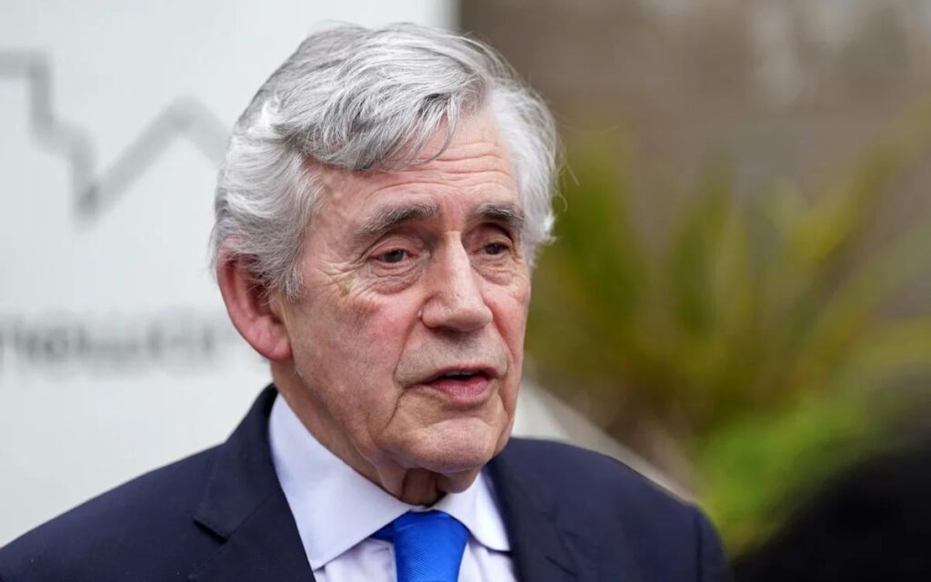 ゴードン・ブラウンが新たな性的人身売買関係書類を警察に提出