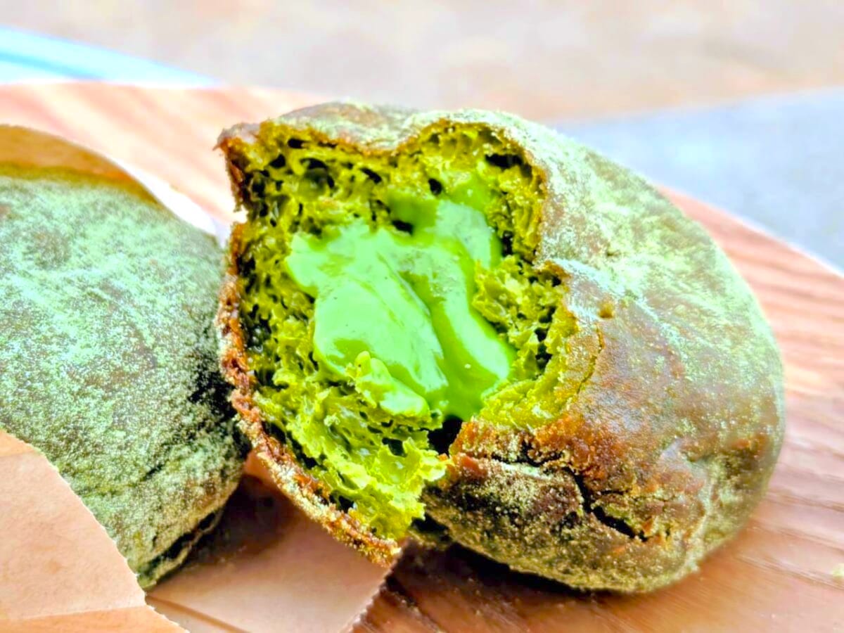 静岡県牧之原市・道の駅 そらっと牧之原「さとりベーカリー」お濃茶クリーム生ドーナツ 断面