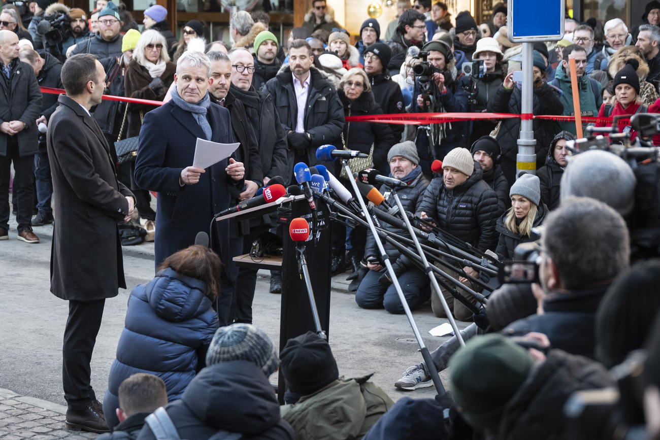 スイス南部ヴァレー州クラン・モンタナのバー「ル・コンステラシオン」で起きた火災の2日後、報道陣の質問に答えるスイス当局関係者たち。火災では40人が死亡した