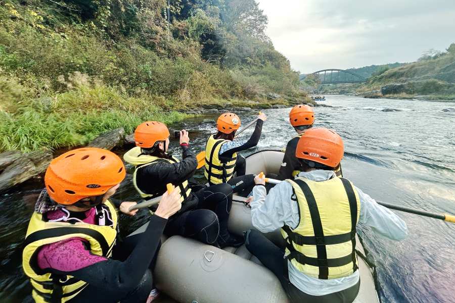 ゴムボートで川を下るラフティング。チームワークが鍵になる！？
