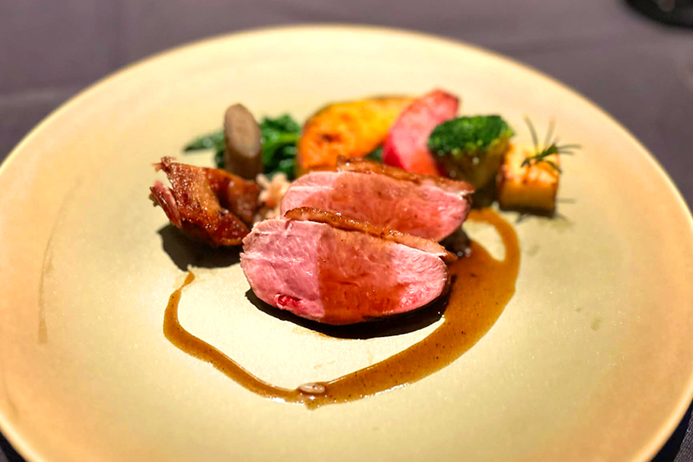 メトロポリタン丸の内「Dining & Bar TENQOO」で提供される、‟滋賀県産近江鴨のロティ 特別栽培米きらみずき玄米の炊き込みと共に“。ローズ色が美しい胸肉と滋味深いモモ肉、二種の味わいのコントラストを、きらみずきの玄米リゾットとともに楽しめる一品だ。なお、同店の朝食ビュッフェでは、同米の白米も提供されている