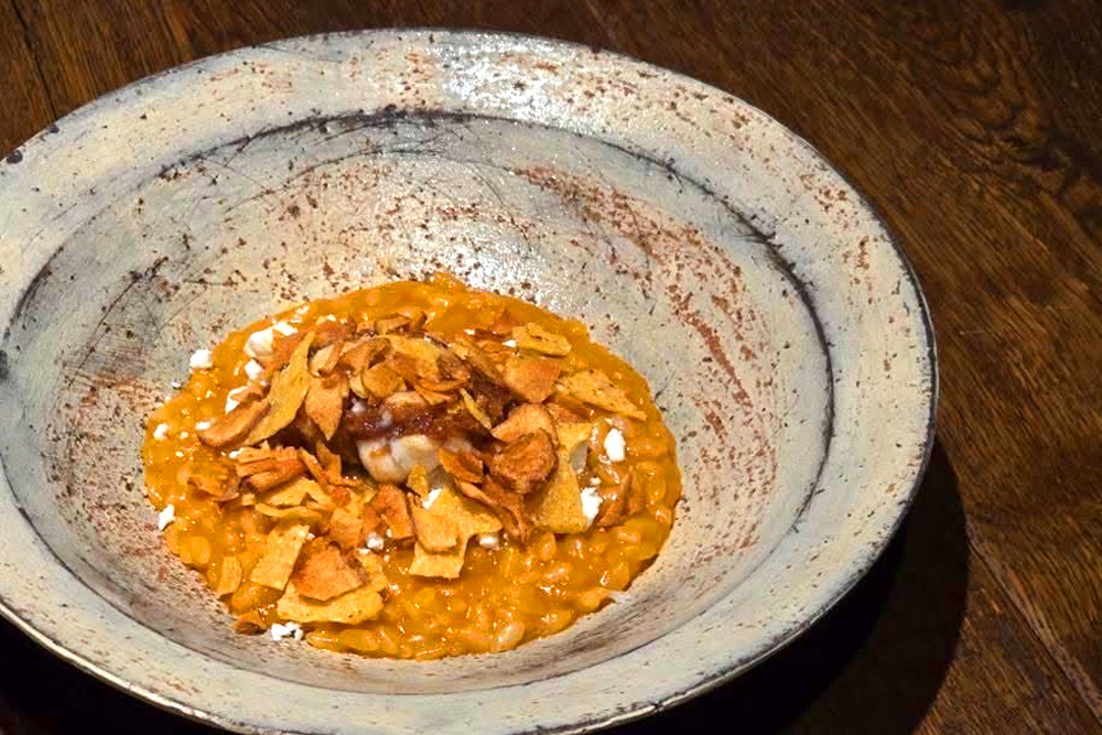 「No Code」の久松暉典シェフは、近江鴨、菊芋、あやめ雪かぶ、人参を用い、‟メキシカンフレンチ“で表現。画像はトルティーヤとブイヤベースの香りに菊芋の土感の香りを合わせて上品さを加味した‟エンチラーダ風ブイヤベースリゾット”