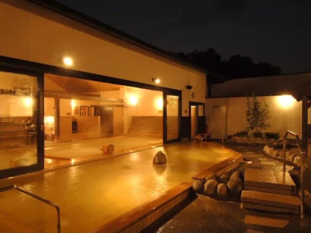 【兵庫県の人気スーパー銭湯】「天然温泉 湯庵」は“金の湯”が楽しめる施設。源泉かけ流しでリラックス - All About ニュース