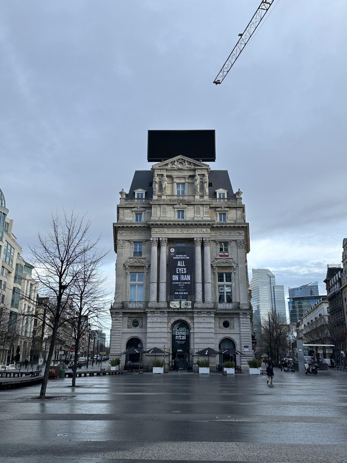 この残虐行為はいつか建物の上（コカ・コーラの看板の場所ブルッケル）から取り除かれることになるのだろうか？