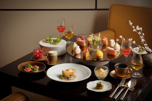 【パーク ハイアット 京都】 「ザ リビングルーム」桜を愛でながら堪能する優美な桜アフタヌーンティー、春限定の桜・いちごデザート