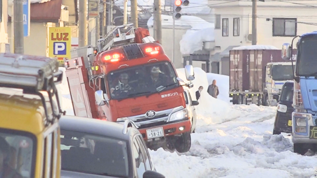 悪路に消防車も苦戦…豪雪後の暖気で青森市内交通マヒ 受験生にも影響が(2026年2月5日掲載)|青森放送NEWS NNN – 日テレNEWS NNN 共有