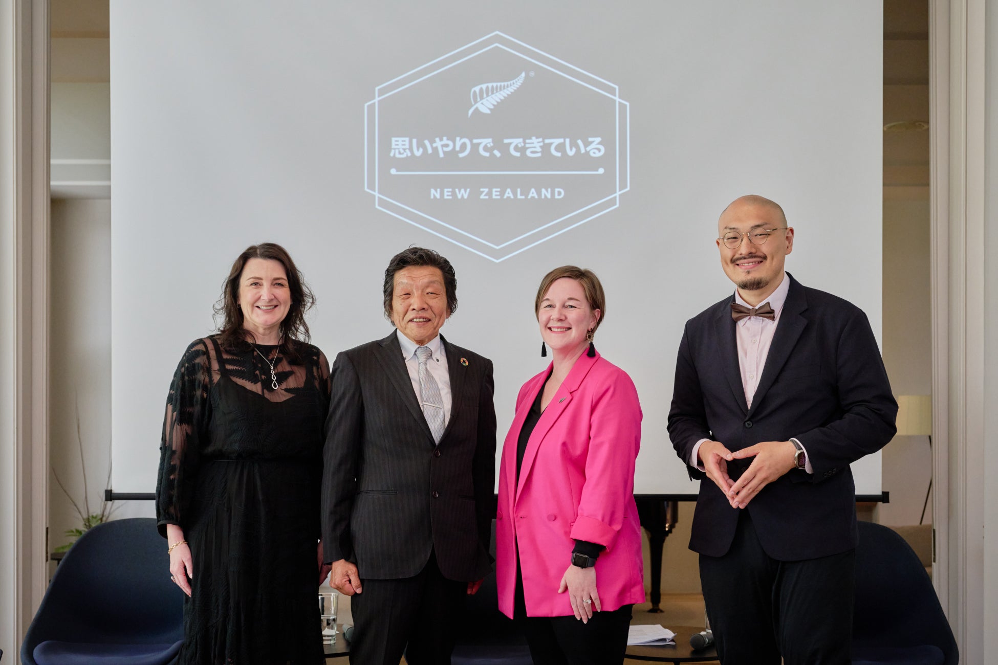 左より、ニュージーランド大使館商務部参事官　カイリー・アーチャー、生活協同組合連合会　コープ九州事業連合 代表理事　理事長　江藤淳一様、ポッドキャスター 中田　ジェーン様、料理研究家　ジョーさん。様