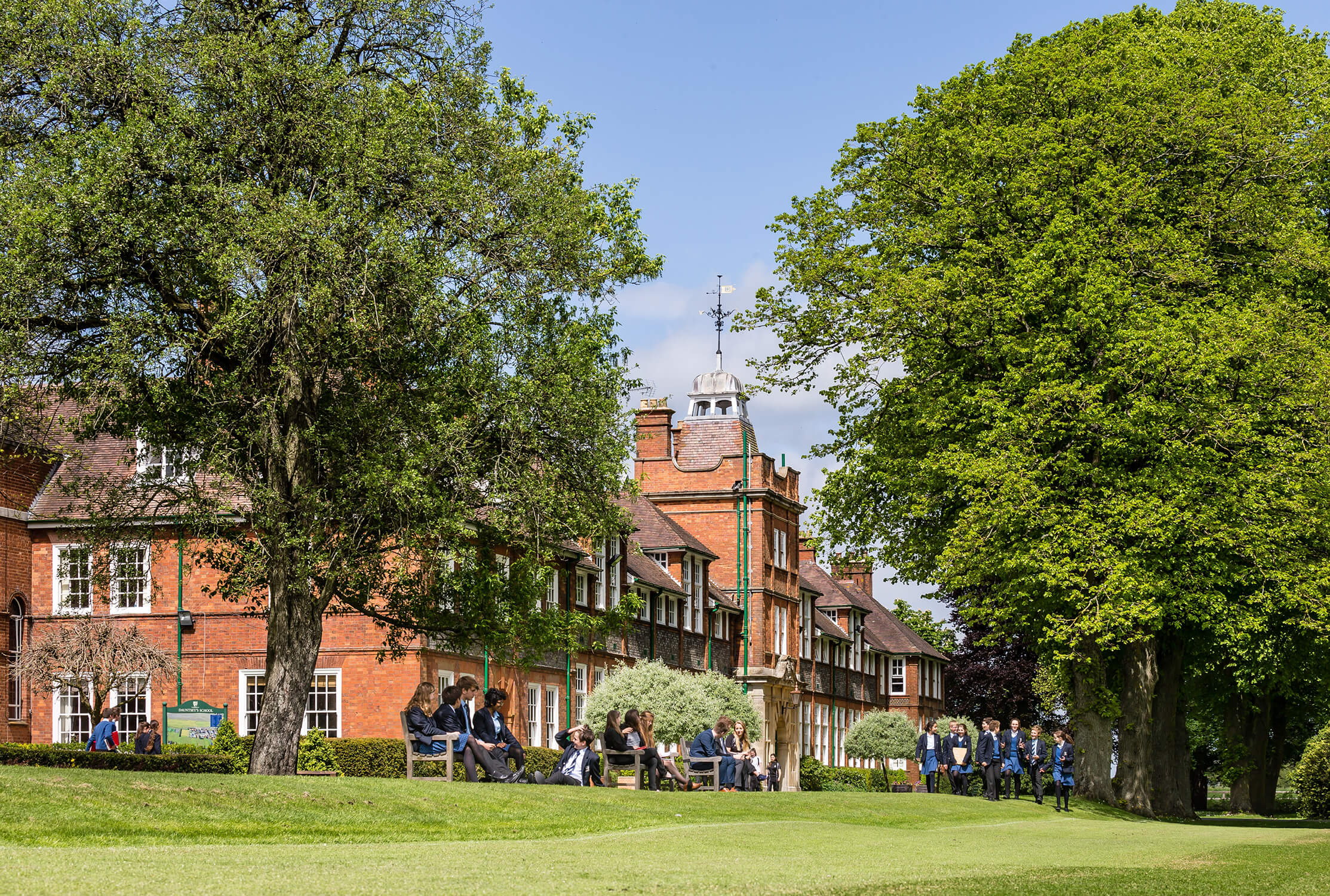 すべての生徒が在学中に乗船体験をする機会があるというユニークな教育を提供するドウンシーズ・スクール