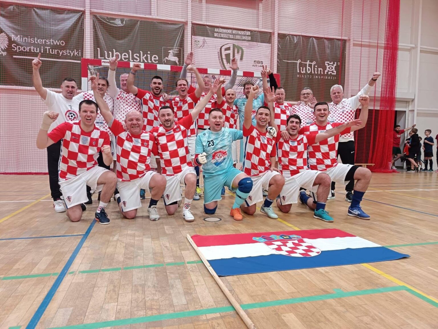 クロアチアの司祭代表チームは、司祭のためのヨーロッパミニサッカー選手権の準決勝への出場権を獲得した。準決勝ではボスニア・ヘルツェゴビナの司祭代表チームと対戦する。