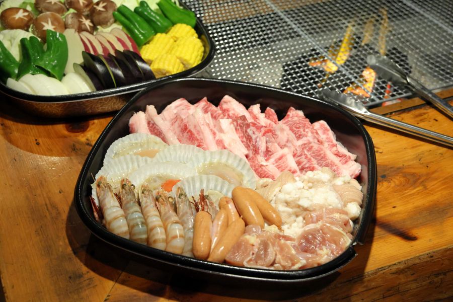 肉や帆立や海老、各種野菜など食材が用意されたバーベキューセット