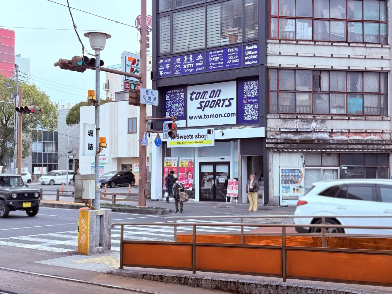 堀詰駅前の「77Sweets shop 高知店」の周辺の様子