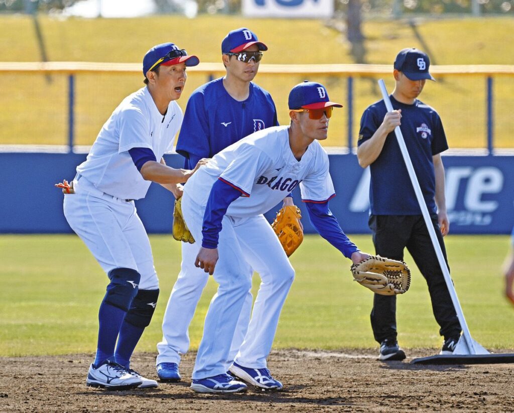 川崎臨時コーチ兼選手（左）から指導を受ける新保