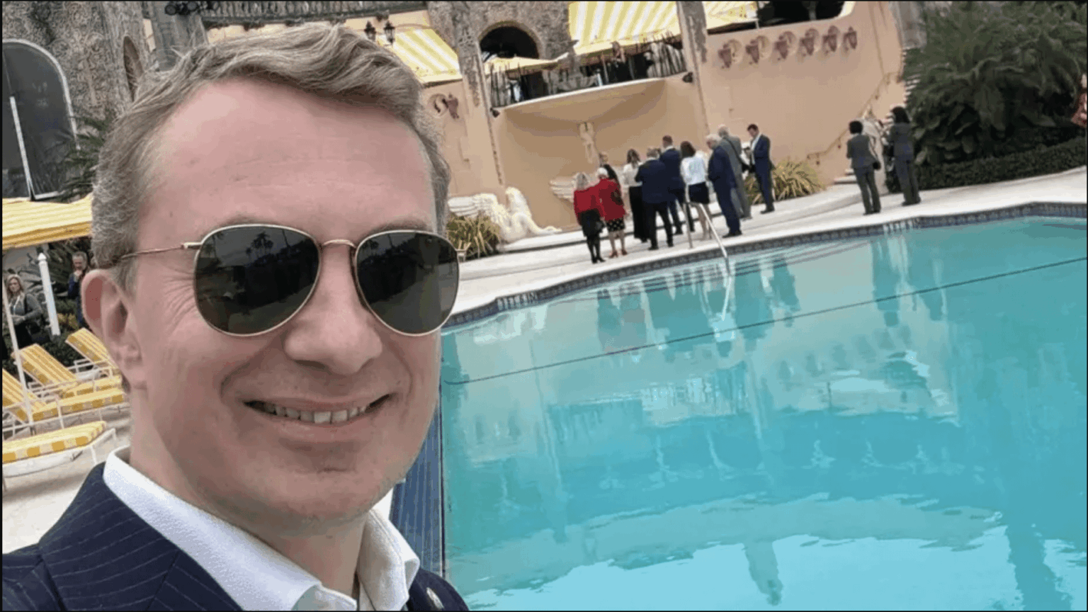 灰色になるまで少しの笑顔を保存してください