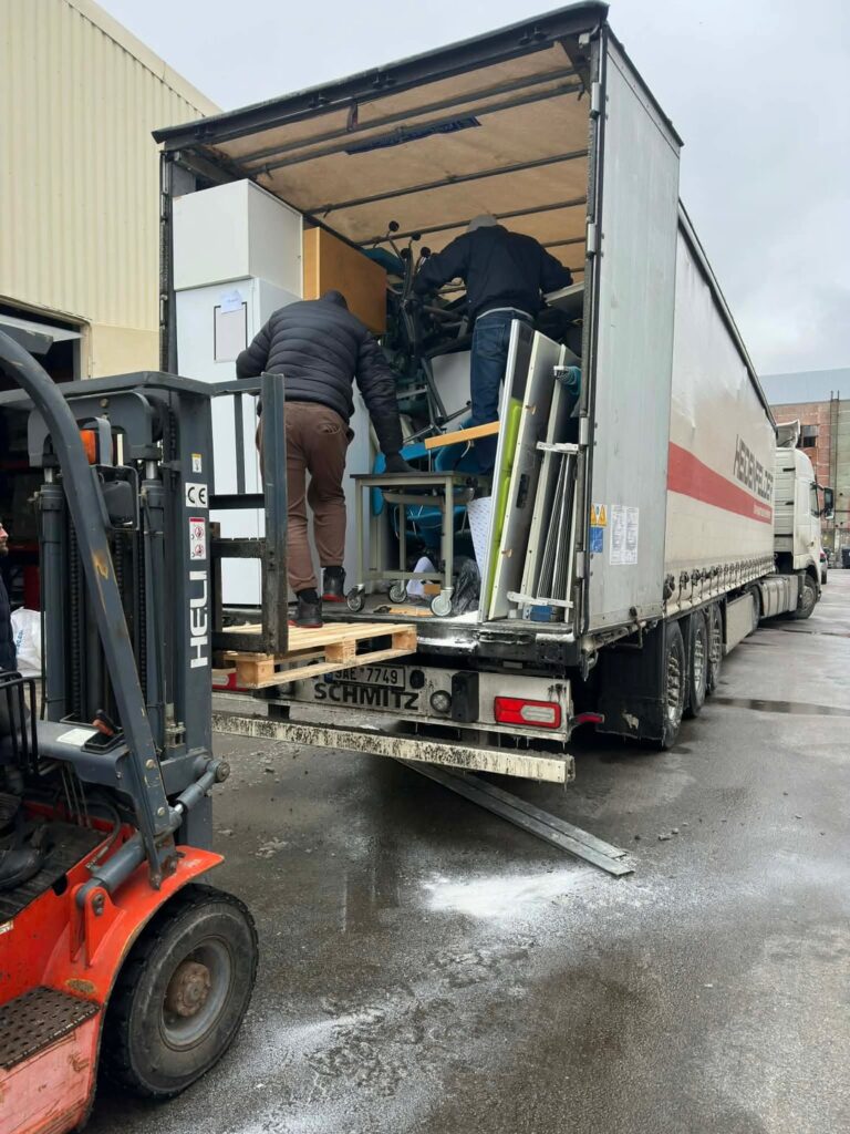 改めて、ネーラムからウクライナへのトラックの梱包を手伝ってくれた reddit の皆さんに感謝します。トラックが到着したときの写真がいくつかあります。