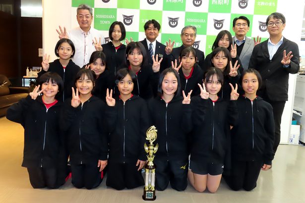 西原クラブ女子3連覇 沖縄県小学生バレー大会 町長に報告