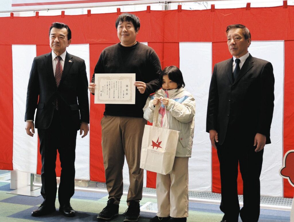 カレード 祝 入館300万人 野々市　金沢・泉小の北川さん親子：北陸中日新聞Web