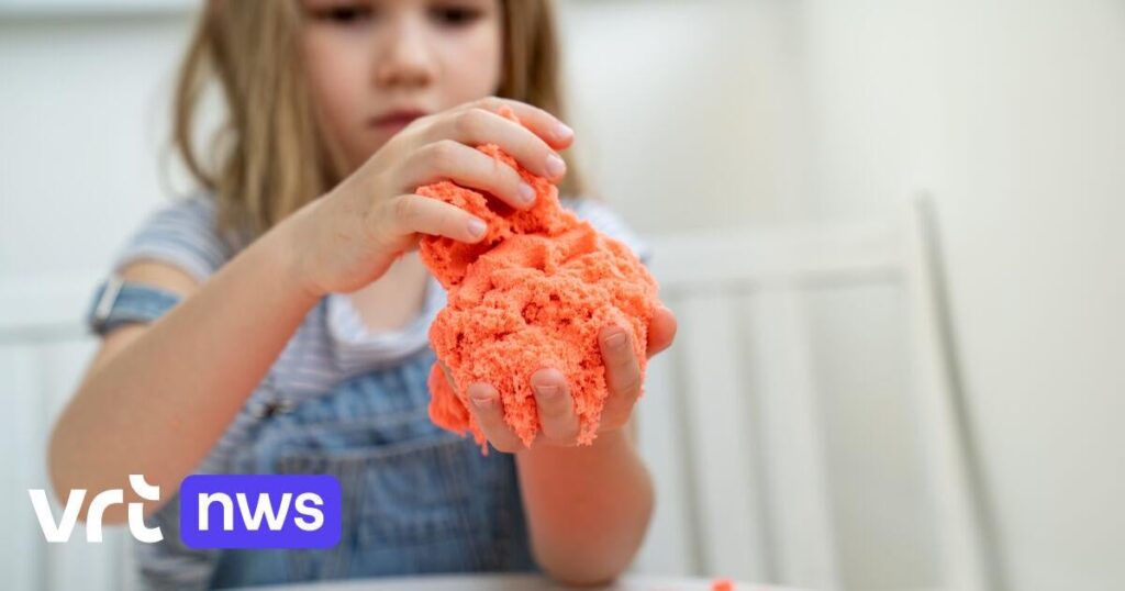 遊び砂にアスベストが含まれている可能性：ベーエンダース大臣が遊び砂の使用中止を求め、店舗は遊び砂を棚から撤去する必要がある