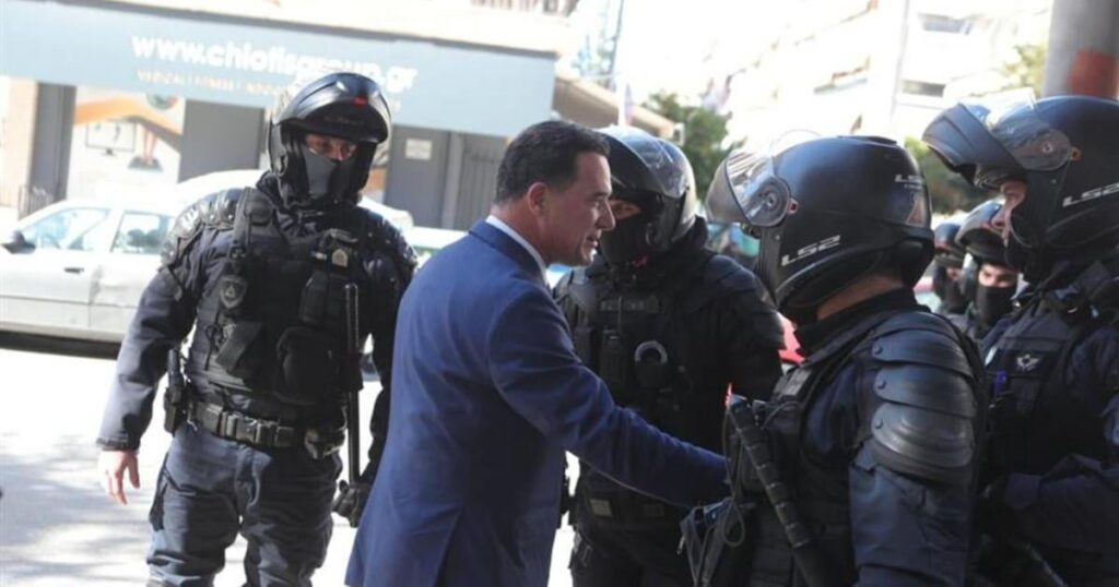 OPKEの警察官が「私たちはあなたを愛しています」とジョージアディスに言うと、ジョージアディスは「私はあなたを愛しています、私はあなたが思っている以上にあなたを愛しています」と答えた（ビデオ）