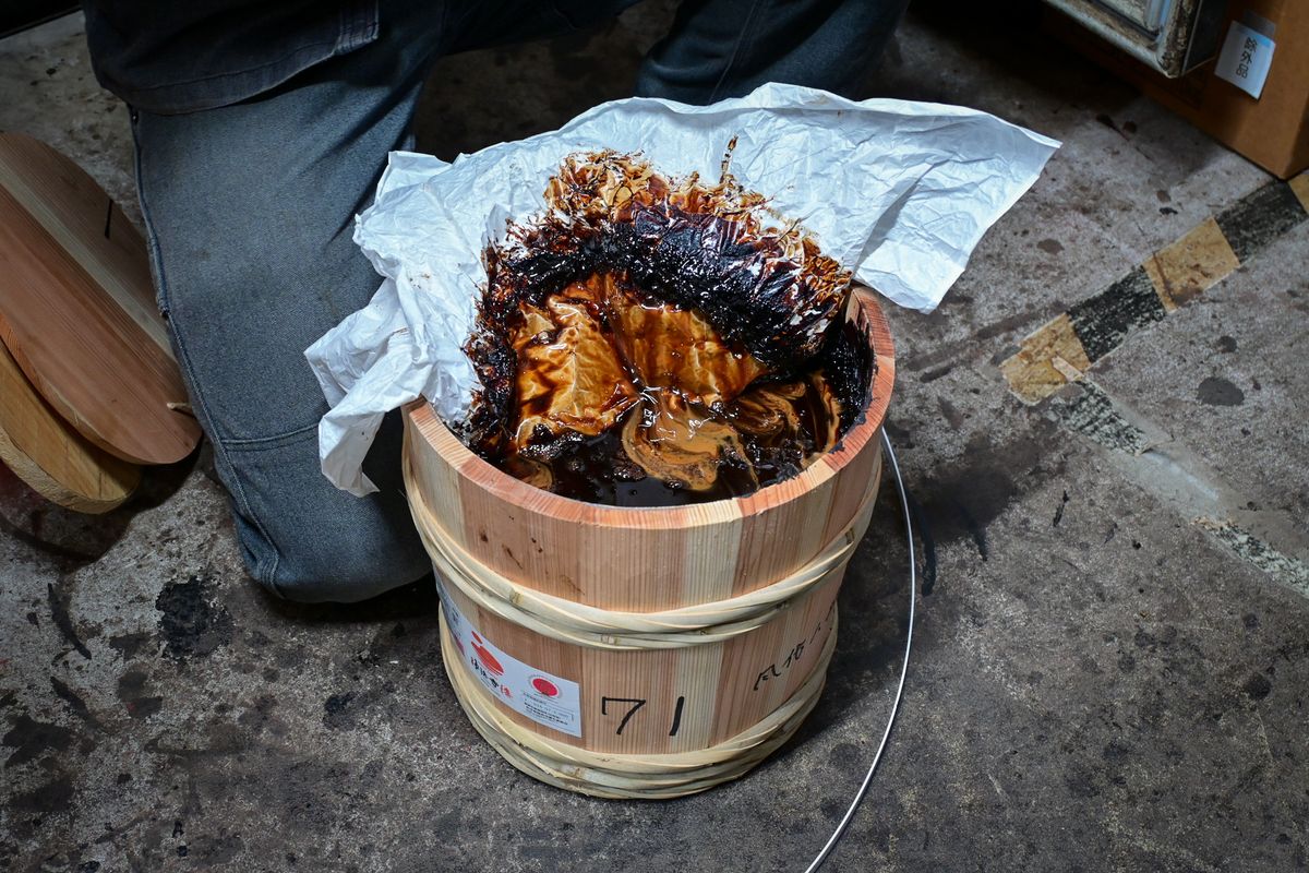 国産漆。空気に触れるとみるみるうちにミルクティーのような色に変化する