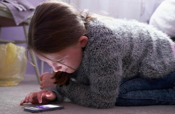 政府、青少年向けソーシャルメディアを制限する計画を確認