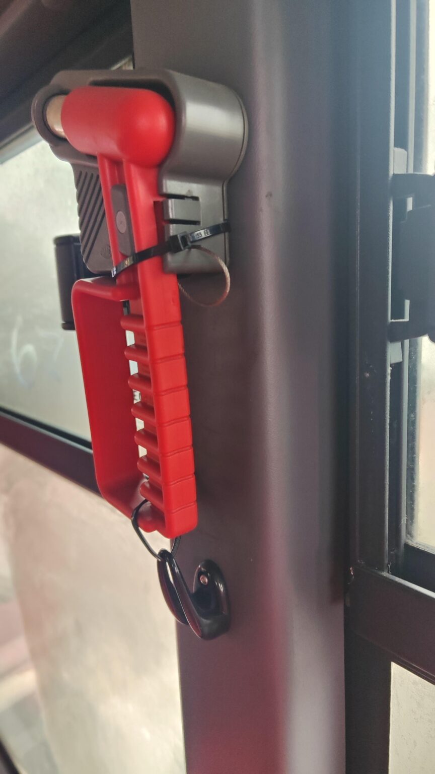 バス内のすべての安全ハンマーは 2 本の結束バンドで取り付けられています