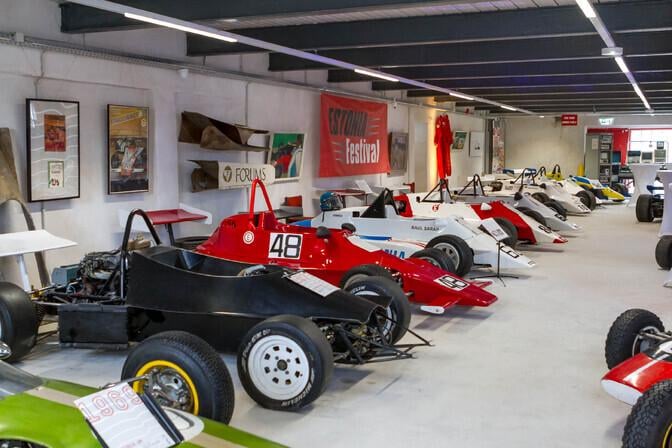 シラットがオートバイ博物館の展示品を販売