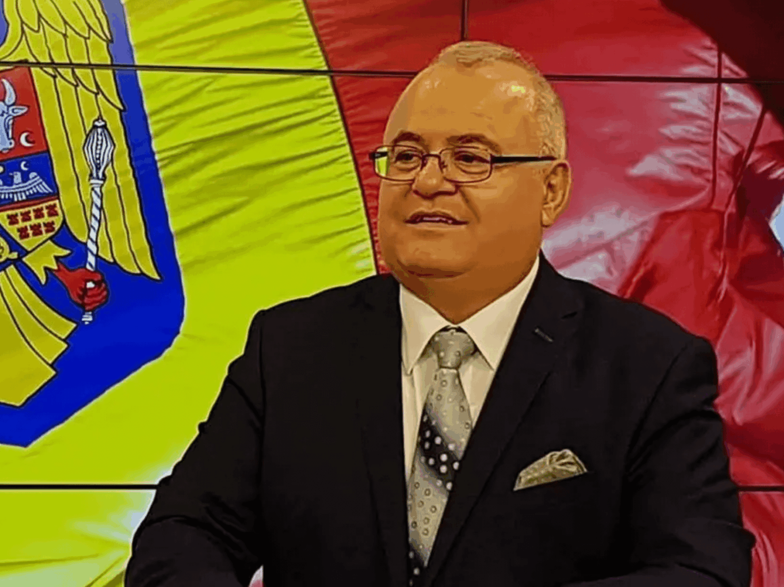 心理学者の虐待を裁く委員会のメンバーで、クライアントへのセクハラ容疑で告発されている。 「世界と同じようにセックスする方法を本当に知っていますか？」