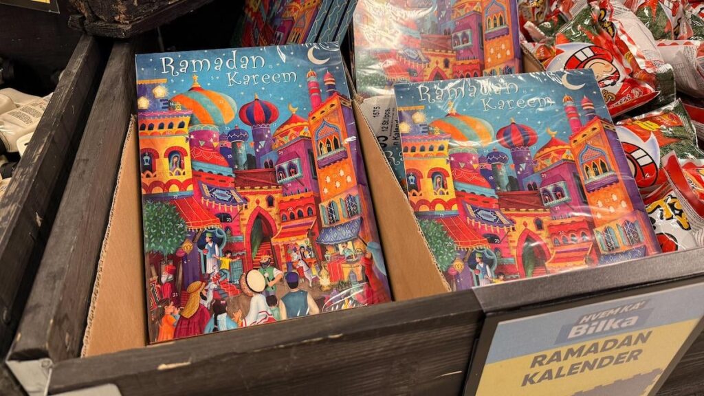 ラマダンのチョコレートカレンダーがスーパーマーケットに登場：「子どもたちはとても素敵だと思っている」 - デンマークのいくつかの食料品店がラマダンとイードの飾りの販売を始めた。とりわけ、クリスマスカレンダーを彷彿とさせる30枚のドアを持つラマダンカレンダー。