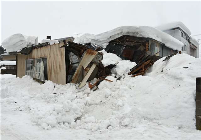 「倒壊するかも」見に行った付近住民の目の前で…雪の重みで空き家半壊 仙北市角館町 - 秋田魁新報電子版