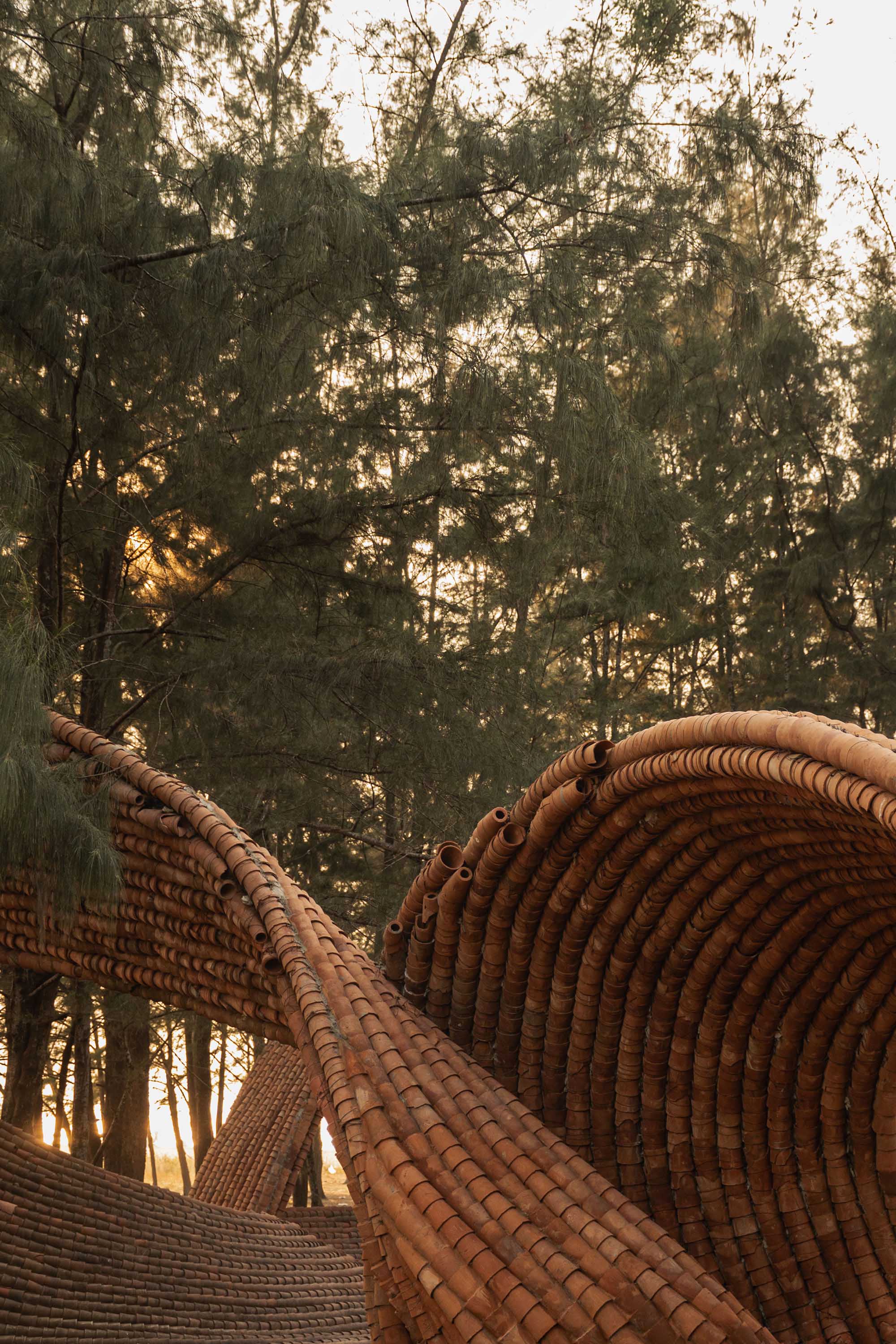 〈クルハド・パビリオン（Kulhad Pavilion）〉ウォールメーカーズ（WALLMAKERS）