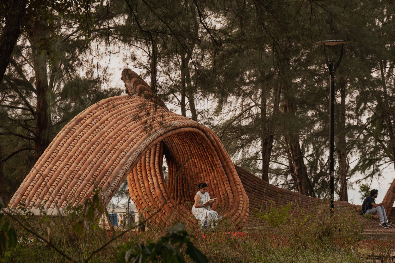 〈クルハド・パビリオン（Kulhad Pavilion）〉ウォールメーカーズ（WALLMAKERS）