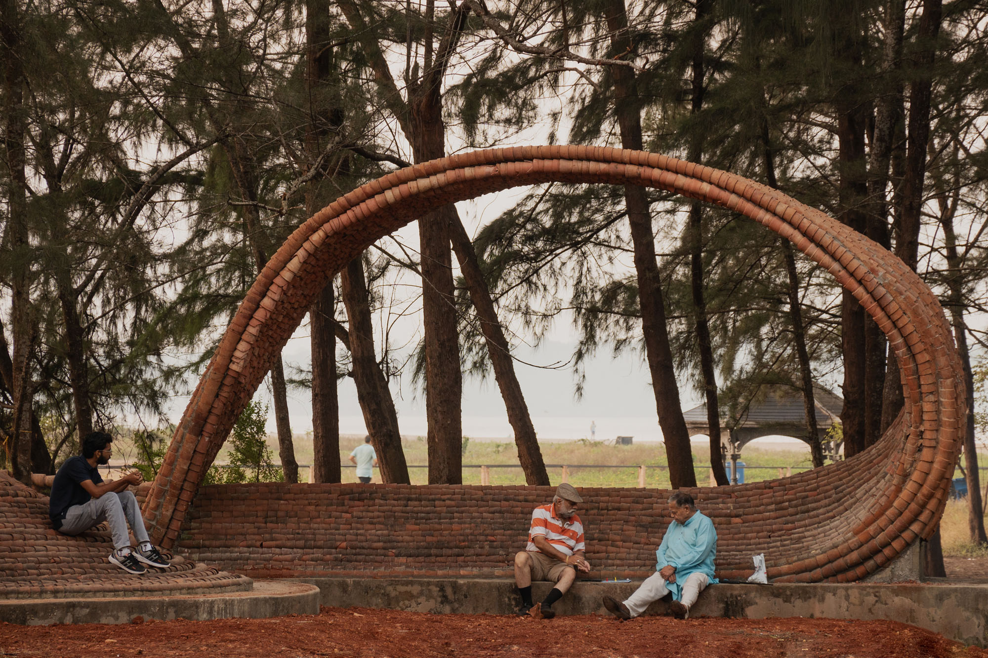 〈クルハド・パビリオン（Kulhad Pavilion）〉ウォールメーカーズ（WALLMAKERS）