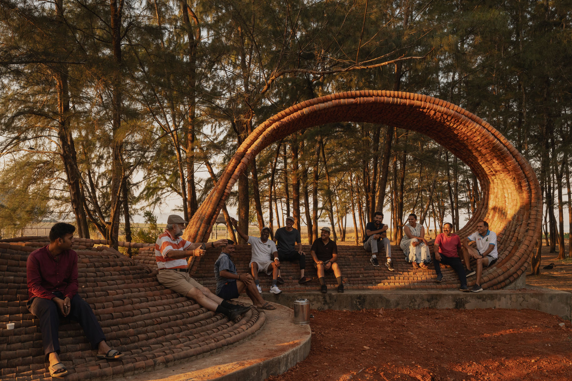 〈クルハド・パビリオン（Kulhad Pavilion）〉ウォールメーカーズ（WALLMAKERS）