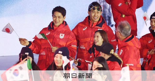 旗手の坂本花織は笑顔、りくりゅう並んで行進　ミラノ冬季五輪閉幕 [ミラノ・コルティナオリンピック]：朝日新聞