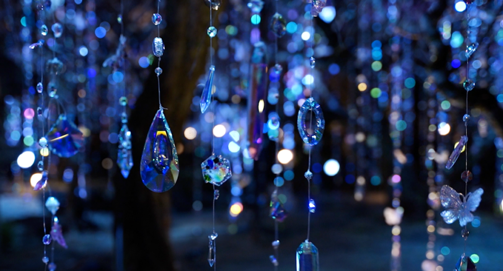 京都・北野天満宮で「KYOTO NIPPON FESTIVAL 2026」が開幕。1200本のクリスタルと梅が共演、蜷川実花初のイマーシブ公演も｜Tokyo Art Beat