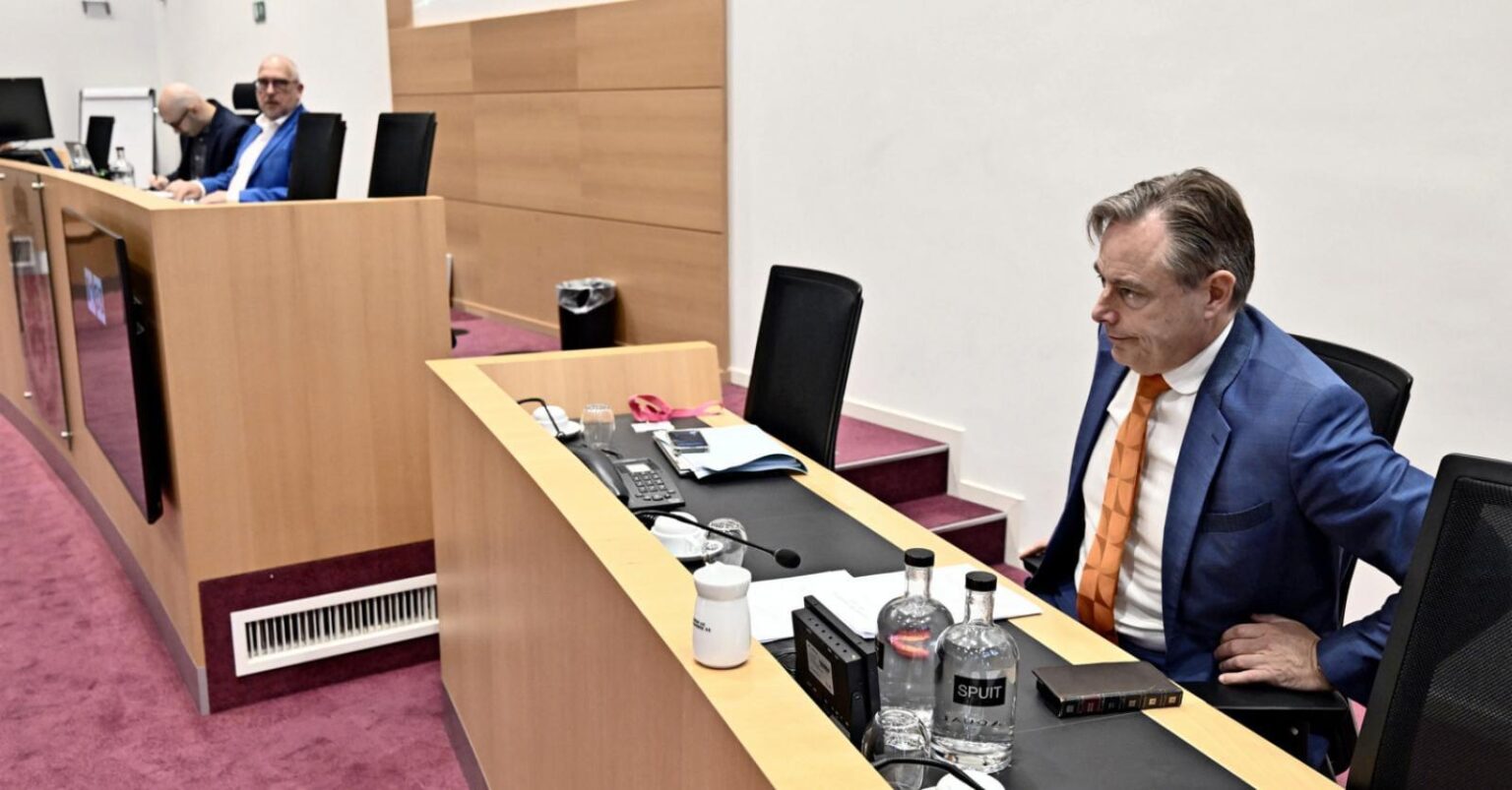 「私たちはもうたくさんの努力をしましたね？！」バート・デ・ウェーバー氏が未だに連邦閣僚向けの1,962ユーロの住宅手当の廃止を拒否している理由