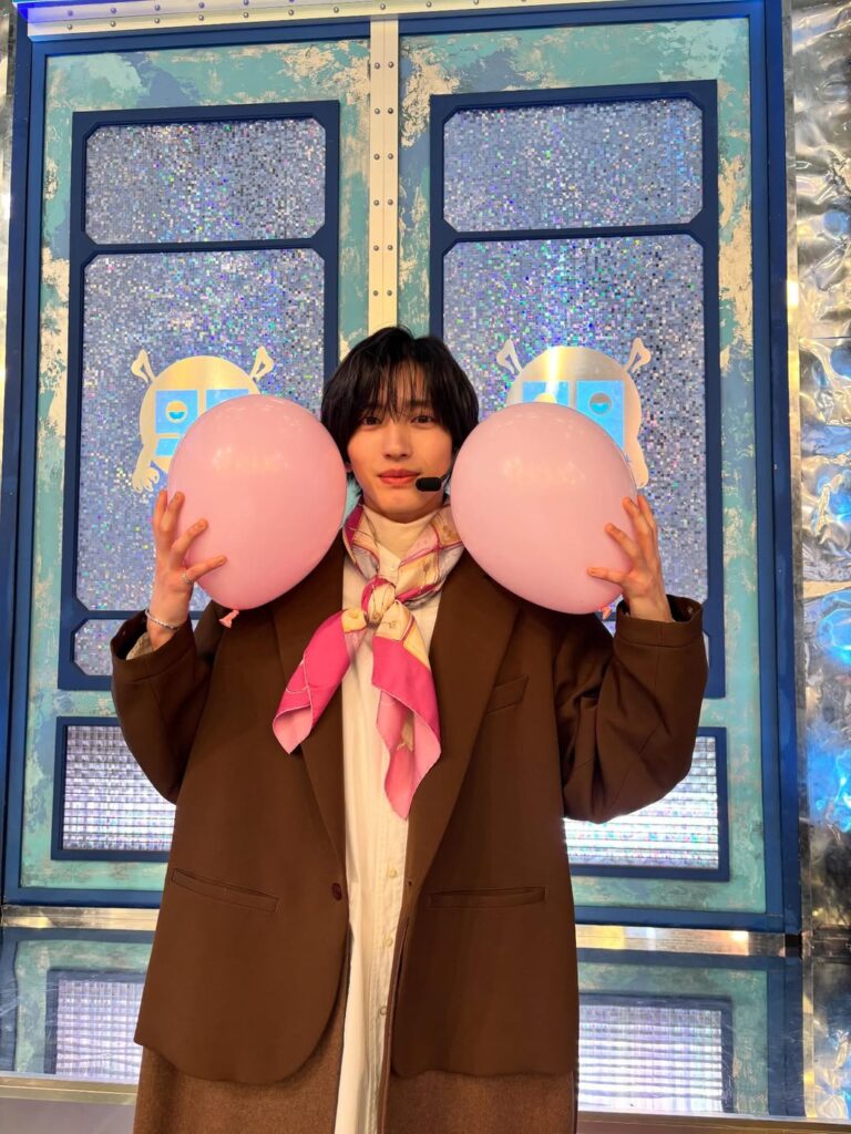 「可愛すぎる」の声殺到！道枝駿佑、ピンク風船ショットに反響 | 話題の投稿 | スポーツブル (スポブル)