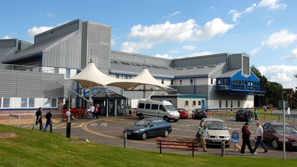 97歳の女性が股関節骨折の疑いで救急車を10日待たなければならないと言われた後、自宅の床で死亡しているのが発見されたと検視官が聞く