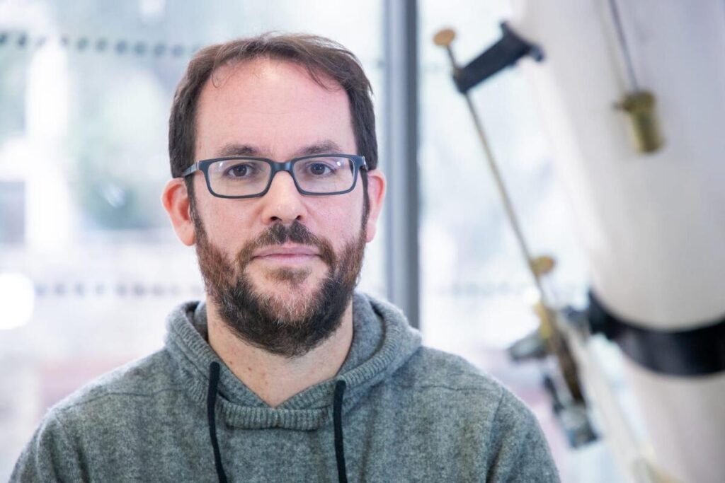 「エリック・ラガデックは母親と祖母に、レイプされ、切り裂かれる危険があると警告したのか？」 »: ニースの天体物理学者が極右に脅される