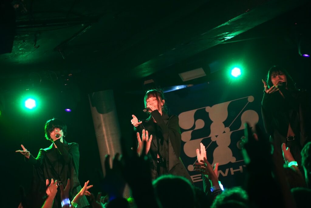 【現地ルポ】ExWHYZ初のイギリスツアーファイナル・ロンドン公演――3人の旅路を締めくくったラストステージ - StoryWriter