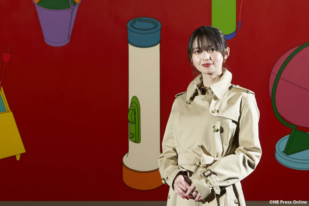 齋藤飛鳥、バーバリーを纏い国立新美術館に降臨！襟を立てた「ブリティッシュ・スタイル」で会場を魅了 – NB Press Online