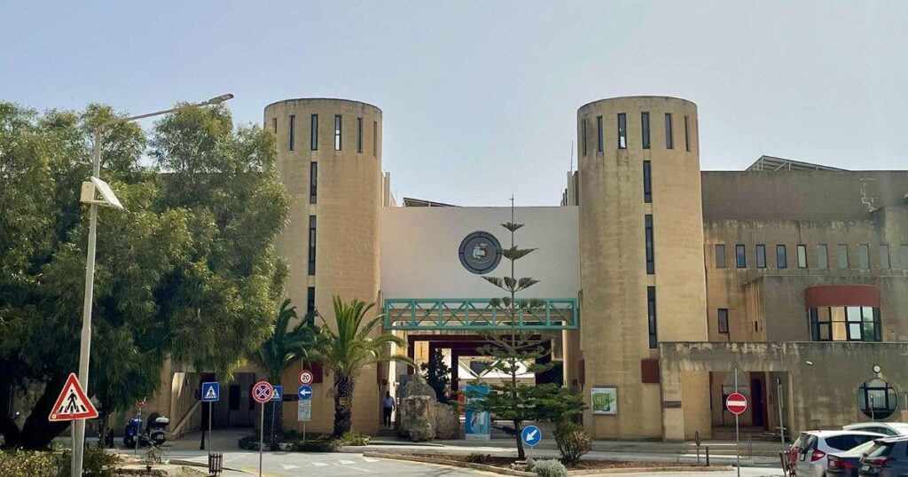 UoM 教授の給料は 130,000 ユーロ、笑?!